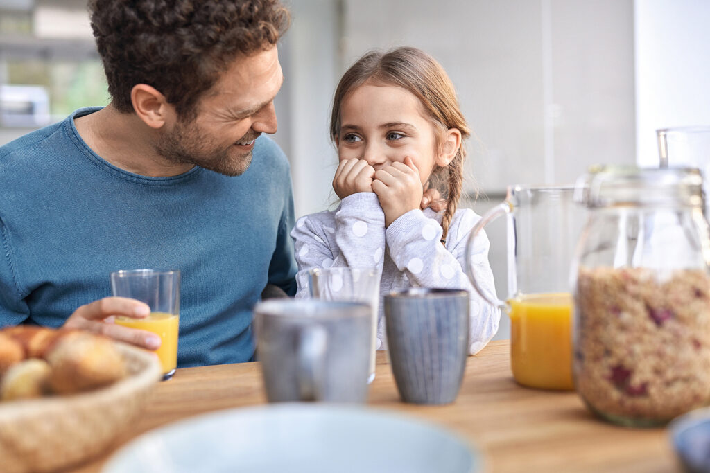 Padre e hija desayunando