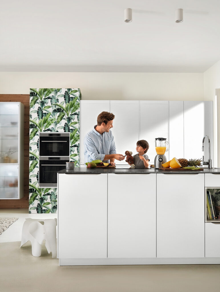 Padre e hijo compartiendo momento en la cocina