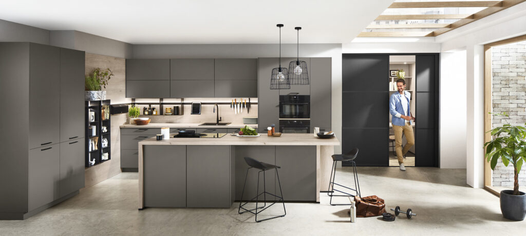 Cocina con isla en gris piedra